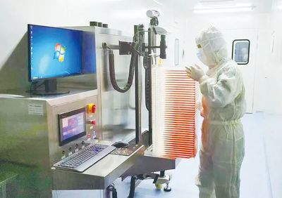 長春生物制品研究所有限責任公司工作人員正在進行研發(fā)工作。