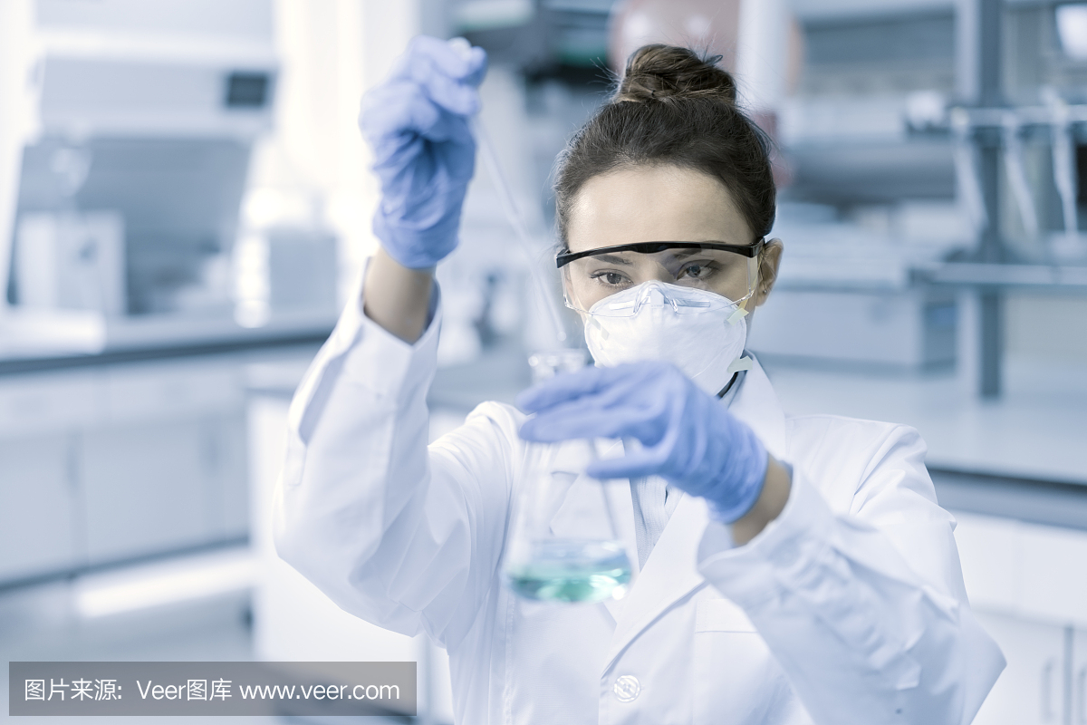 在實(shí)驗(yàn)室工作的年輕女科學(xué)家